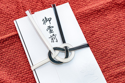 在日本的葬礼上，一个装钱给死者家属的袋子。熏香。