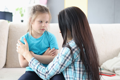 被冒犯的小女孩在家里和妈妈交流