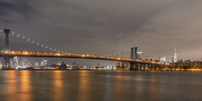 布鲁克林、曼哈顿和威廉斯堡大桥的夜景。长曝光照片拍摄。