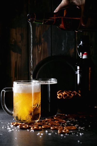 玻璃马克杯里的深色精酿啤酒