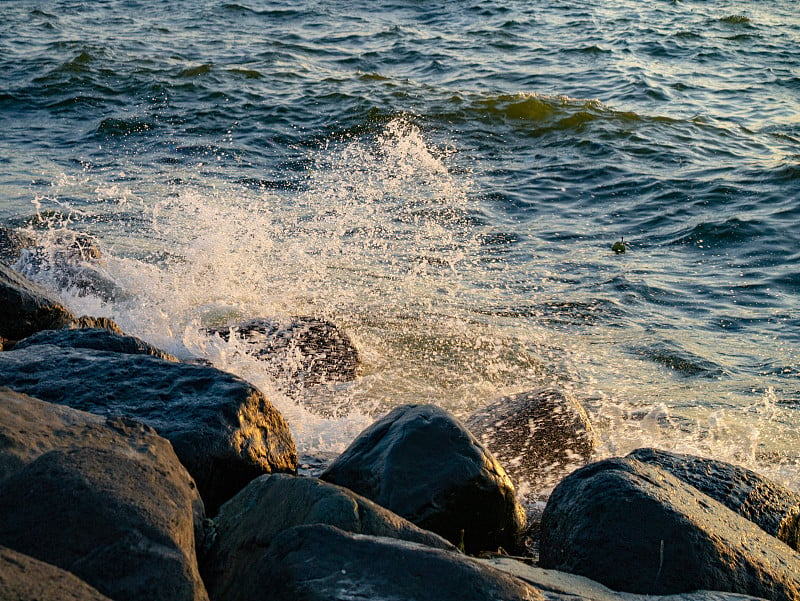 海浪冲击着岩石