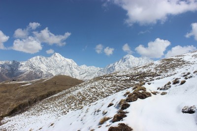 美丽的雪覆盖了喜马拉雅山的高山草甸，背景是山脉。