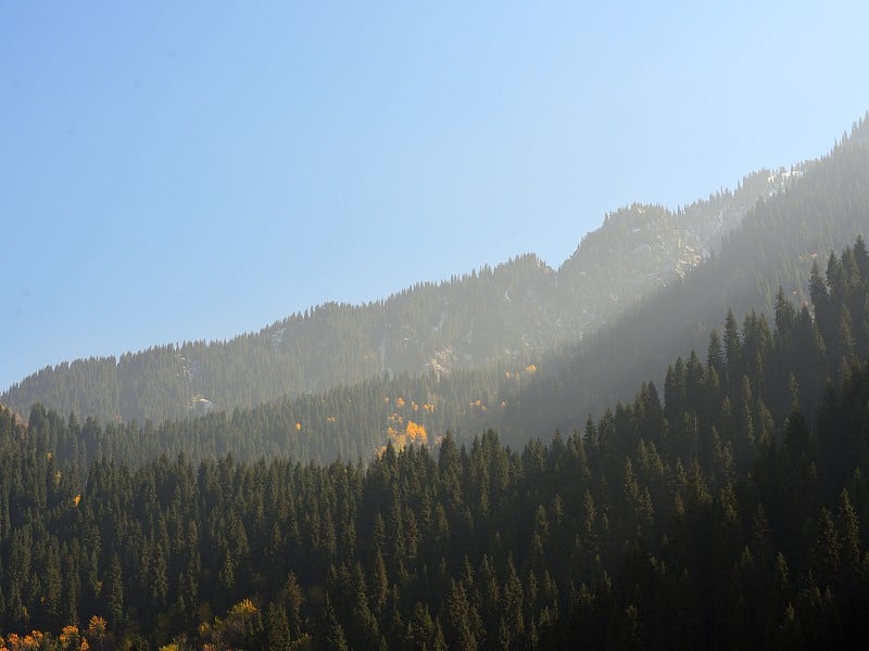 阿拉木图的山脉景观，大湖