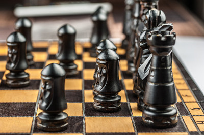 棋盘上的棋子。国际象棋大师的概念。