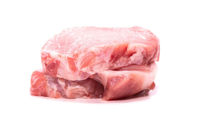 生猪肉块孤立在白色背景上。