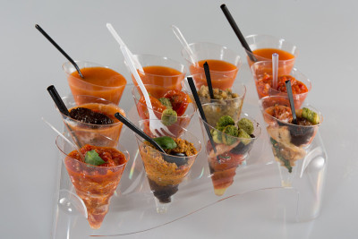 白色背景上的威林酒的塑料展示架作开胃酒