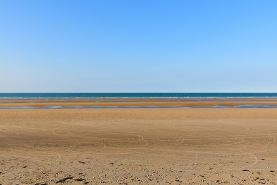 奥马哈海滩面对欧洲的英吉利海峡，在法国，在诺曼底，朝向Arromanches，在科勒维尔，在春天，一