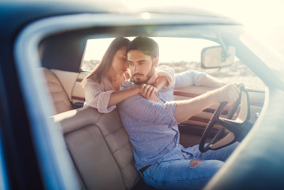 夫妇与复古车