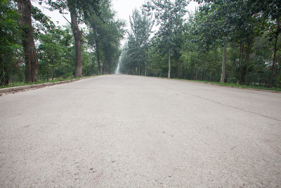 中国北京，崎岖的山路笼罩在雾霾之中