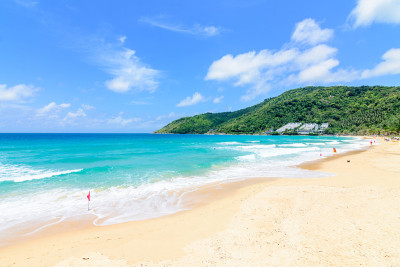 海滩上美丽的波浪