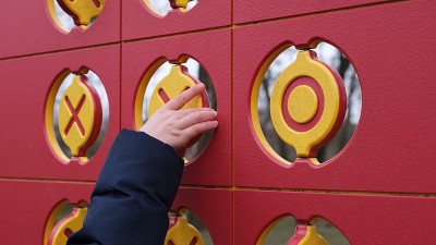 快乐的白种人小孩在公共操场上玩井字游戏
