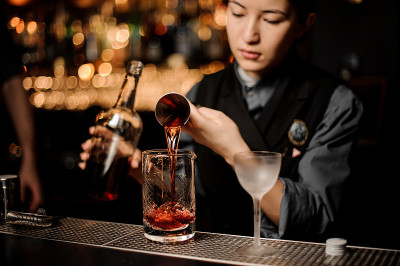 调酒师用搅拌机倒酒精鸡尾酒