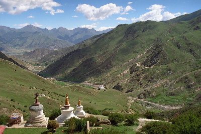 西藏的青山白塔。