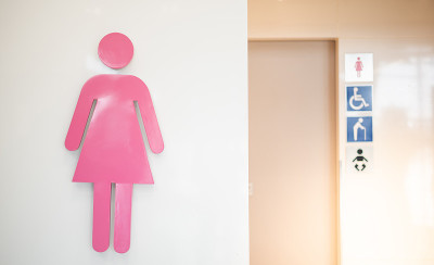 现代机场候机楼公共女厕标志入口。
