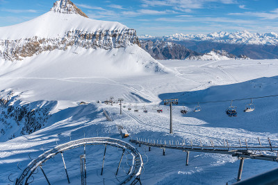 冬季的一天，在瑞士海拔3000米的雪山Diablerets冰川上的缆车和其他铁路运输