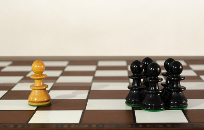 木质棋子分组和单个棋子。欺凌和歧视的概念。