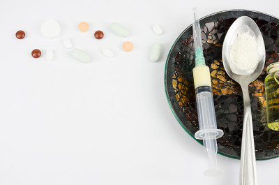 注射器和药片放在盘子里