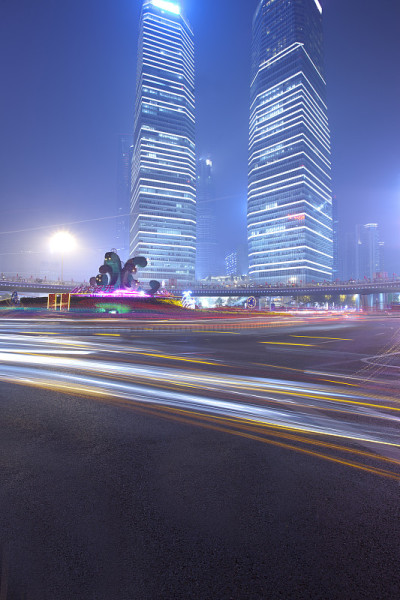 汽车灯轨与现代建筑背景
