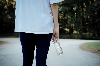 拿着啤酒瓶的少女