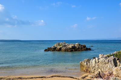 日本冲绳热带海岸的岩石