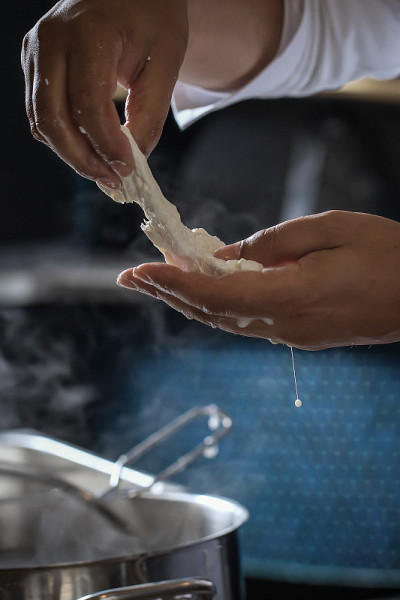 制作新鲜马苏里拉奶酪的过程
