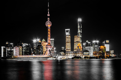 黑色和白色的摩天大楼在晚上的上海。典型的上海天际线。