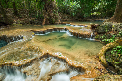 美丽的瀑布风景(四面瀑布)在北碧府亚洲东南亚泰国，旅游目的地概念
