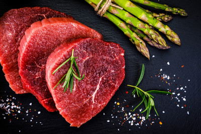切板上的新鲜生牛肉