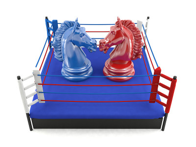 红蓝相间的象棋骑士在拳击场对峙