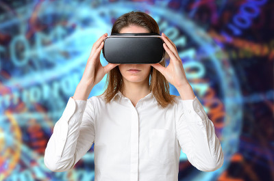一名女子触摸头上的3D眼镜