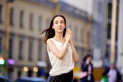 苗条的黑发年轻女子在夏天的户外散步。