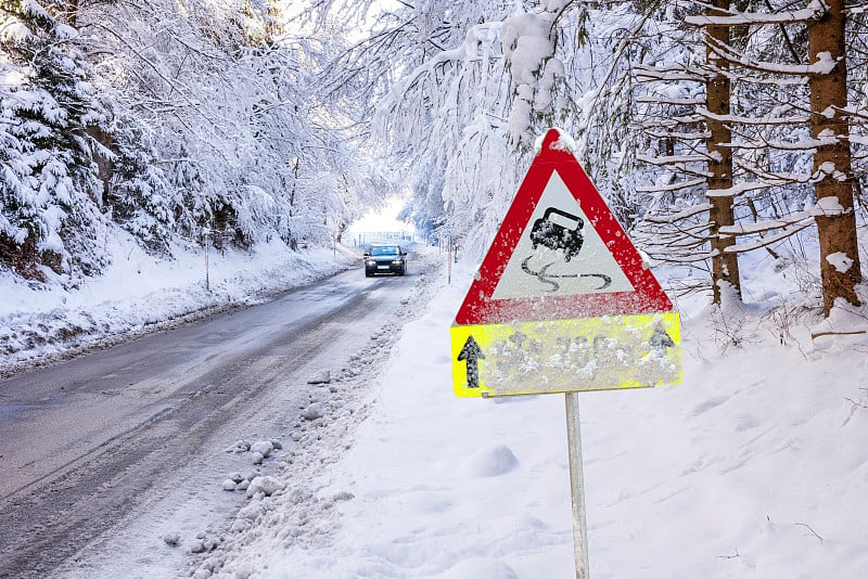 路标警告冬天有冰雪