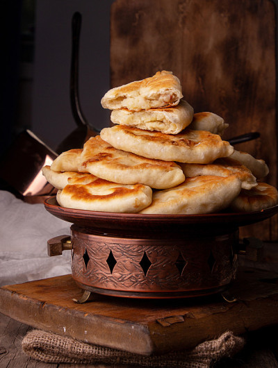 传统俄罗斯乌克兰食物pirozhki小份土豆派。