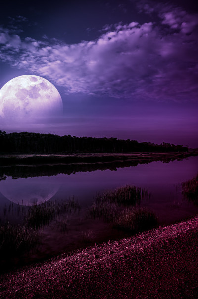 河边的夜空和超级月亮。宁静的自然背景。