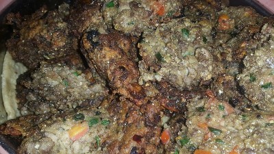 有选择地专注于美味的辣炸烤肉圈