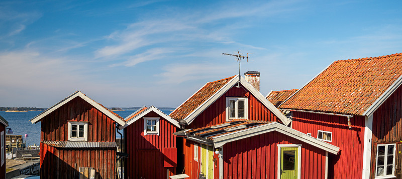 传统的瑞典红色小屋，位于瑞典斯德哥尔摩群岛的Sandhamn