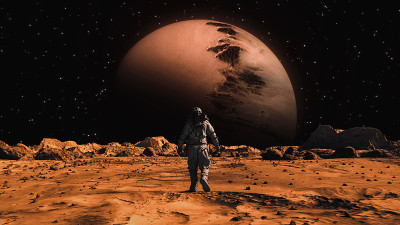 勇敢的宇航员穿着宇航服在火星上自信地走到太空星球，岩石覆盖的外星红色星球。第一位登上火星的宇航员。先