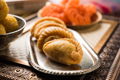 印度甜Jalebi/Imarti, Laddu和Gujiya一起在白色背景或与礼物。有选择性的重点