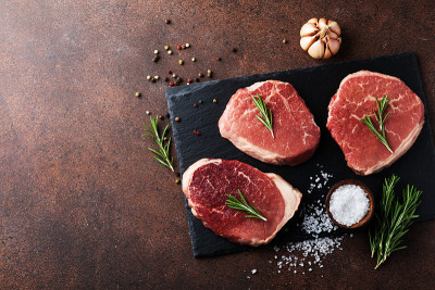 生牛肉板上石板黑板俯视图。