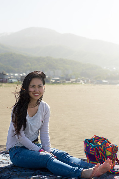 坐在海滩上的日本女孩