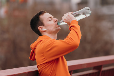 运动员在户外喝瓶装水