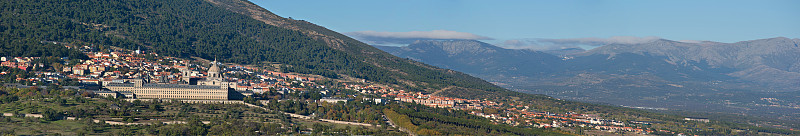 El escorial村和Guadarrama山的全景