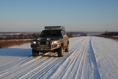 冬季道路与汽车4x4