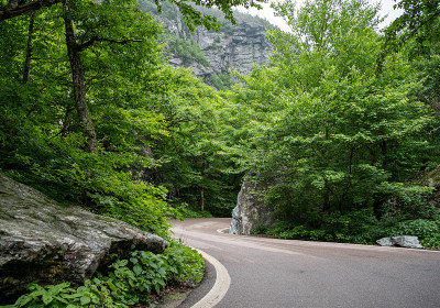 弯曲的山路