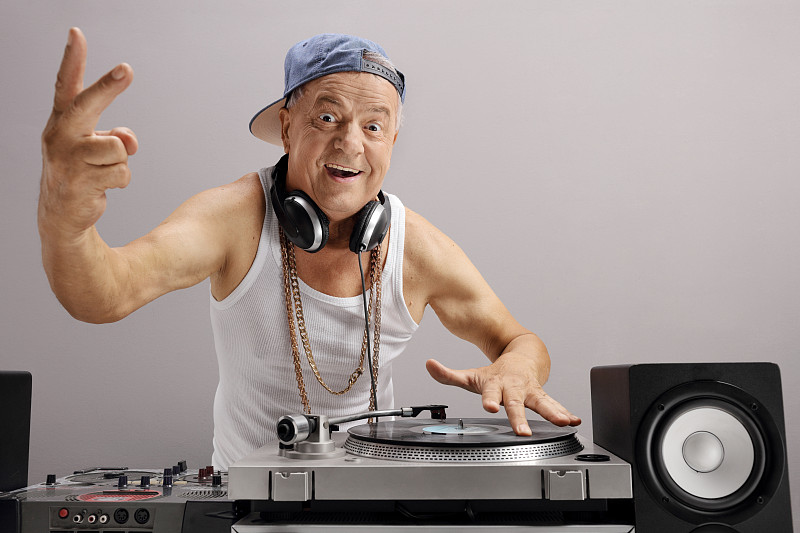 年长的DJ在做一个和平的手势