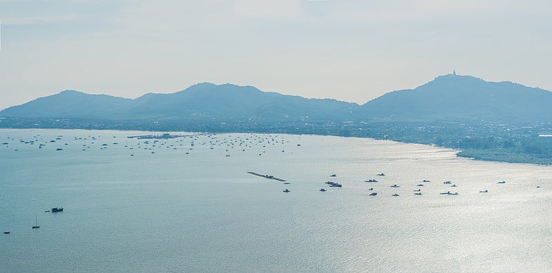 热带海滩景观全景。从高处看，美丽的绿松石海洋与船只和沙质海岸线交织在一起。泰国普吉岛的卡塔和卡隆海滩