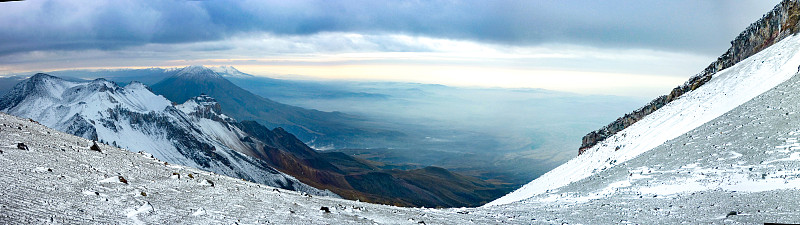 从秘鲁阿雷基帕的查查尼火山(6057米)山顶俯瞰