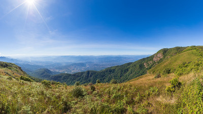 位于泰国清迈的朱美潘自然步道上的悬崖和山谷景色