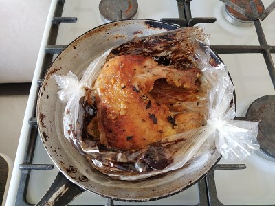 在煎锅里烤鸡腿