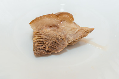 白底煮火腿、猪肉、大腿放在盘子里。关闭了。有选择性的重点。